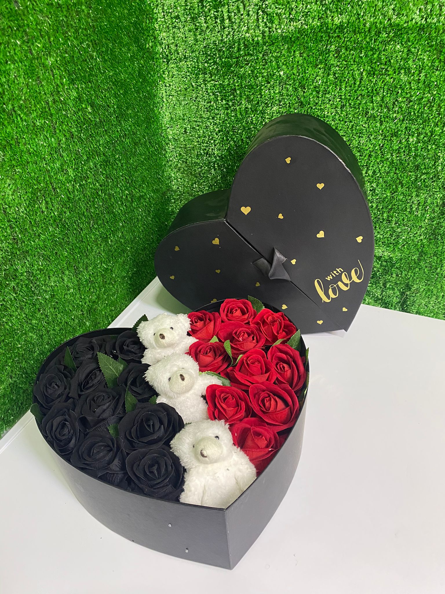 Kalp Kutuda Siyah & Kırmızı Gül Ayıcık Aranjmanı